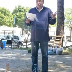 Biagio legge alcune sue poesie nel piazzale dell'ex-Nautico a Termoli il 25 Aprile 2013